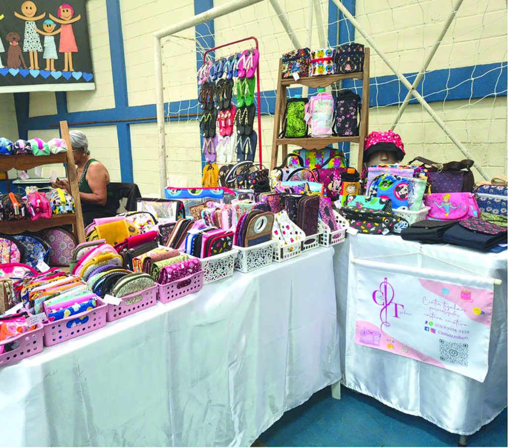 Associção reúne expositores, gastronomia e atrações culturais, com renda destinada ao atendimento de pessoas com deficiência