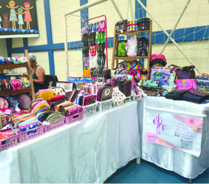 Associção reúne expositores, gastronomia e atrações culturais, com renda destinada ao atendimento de pessoas com deficiência