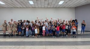 Interact Club de Mogi das Cruzes promove a "Páscoa Sustentável" para crianças do Conjunto Jefferson, unindo oficina de chocolate, educação ambiental e plantio de mudas.