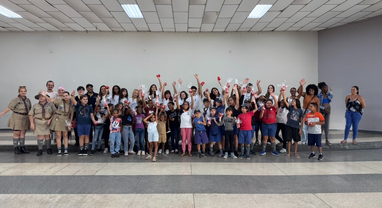Interact Club de Mogi das Cruzes promove a "Páscoa Sustentável" para crianças do Conjunto Jefferson, unindo oficina de chocolate, educação ambiental e plantio de mudas.