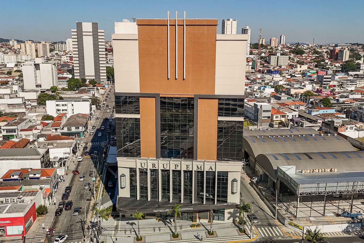 Localizado estrategicamente no centro de Mogi, o Patteo Urupema Shopping projeta alta de 14% no fluxo de visitantes para 2026 com a expansão de seus serviços e lojas.