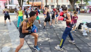 Foto: Divulgação/PMMC) Mogi que Abraça o Centro promoveu programação especial voltada ao lazer, esporte e convivência na Praça Oswaldo Cruz, no último sábado (26)