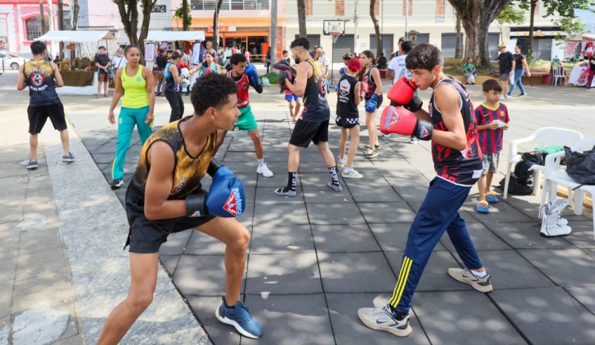 Foto: Divulgação/PMMC) Mogi que Abraça o Centro promoveu programação especial voltada ao lazer, esporte e convivência na Praça Oswaldo Cruz, no último sábado (26)