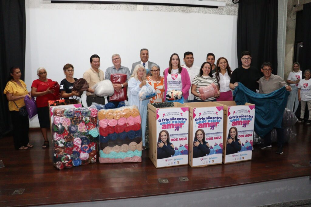 Crédito das fotos: Mauricio Sordilli/Secop Suzano O prefeito Pedro Ishi e a primeira-dama Déborah Ishi durante o lançamento da campanha, que já contabilizou as primeiras doações no Cineteatro Municipal