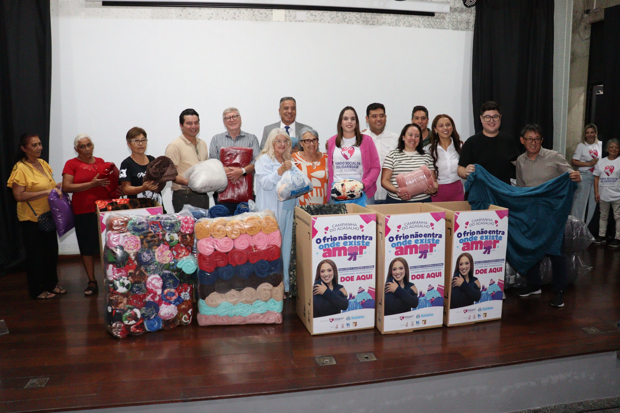 Crédito das fotos: Mauricio Sordilli/Secop Suzano O prefeito Pedro Ishi e a primeira-dama Déborah Ishi durante o lançamento da campanha, que já contabilizou as primeiras doações no Cineteatro Municipal