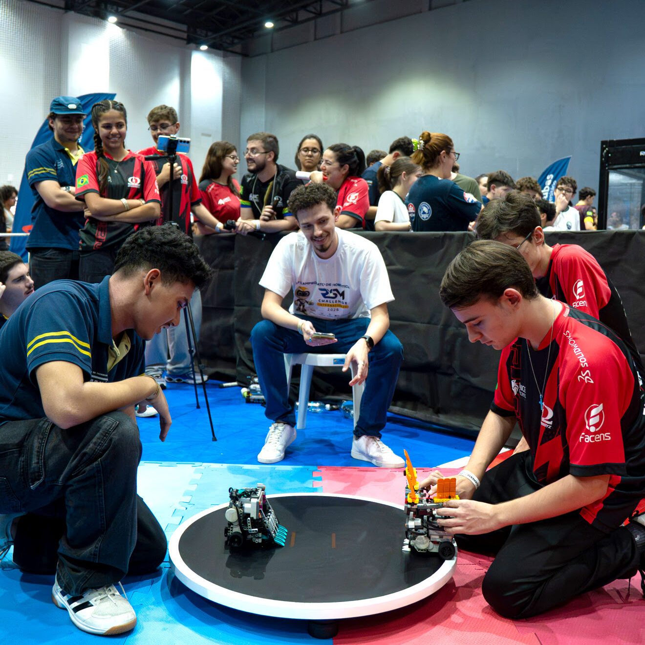 Foto: Rhuan Sartorte/ @sartorte Tecnologia e estratégia: O Ginásio Tuta recebeu robôs de alta performance e competidores de diversos países; vencedores garantiram vagas para o mundial de Tóquio.
