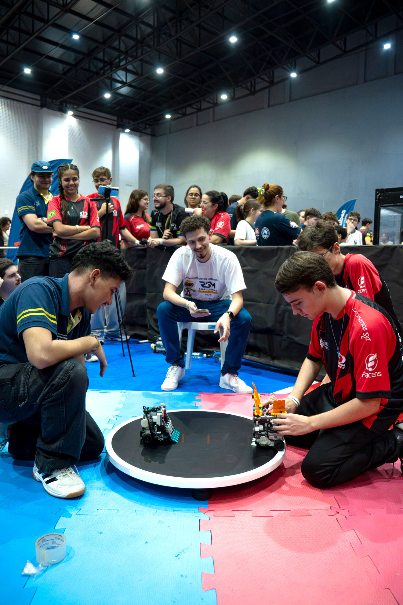 Foto: Rhuan Sartorte/ @sartorte Tecnologia e estratégia: O Ginásio Tuta recebeu robôs de alta performance e competidores de diversos países; vencedores garantiram vagas para o mundial de Tóquio.