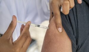 Campanha de imunização contra a influenza é aberta ao público geral nas unidades de saúde de Mogi das Cruzes para conter avanço de síndromes respiratórias.